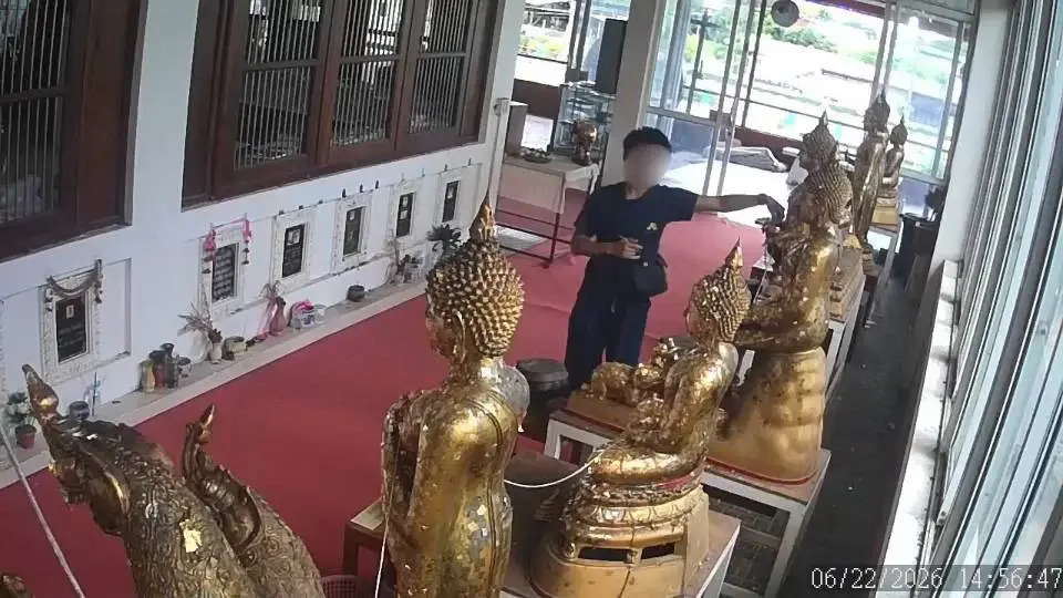 ยกมือไหว้ก่อนลงมือ! กล้องวงจรปิดจับภาพโจรย่องกวาดเงินทำบุญเรียบ
