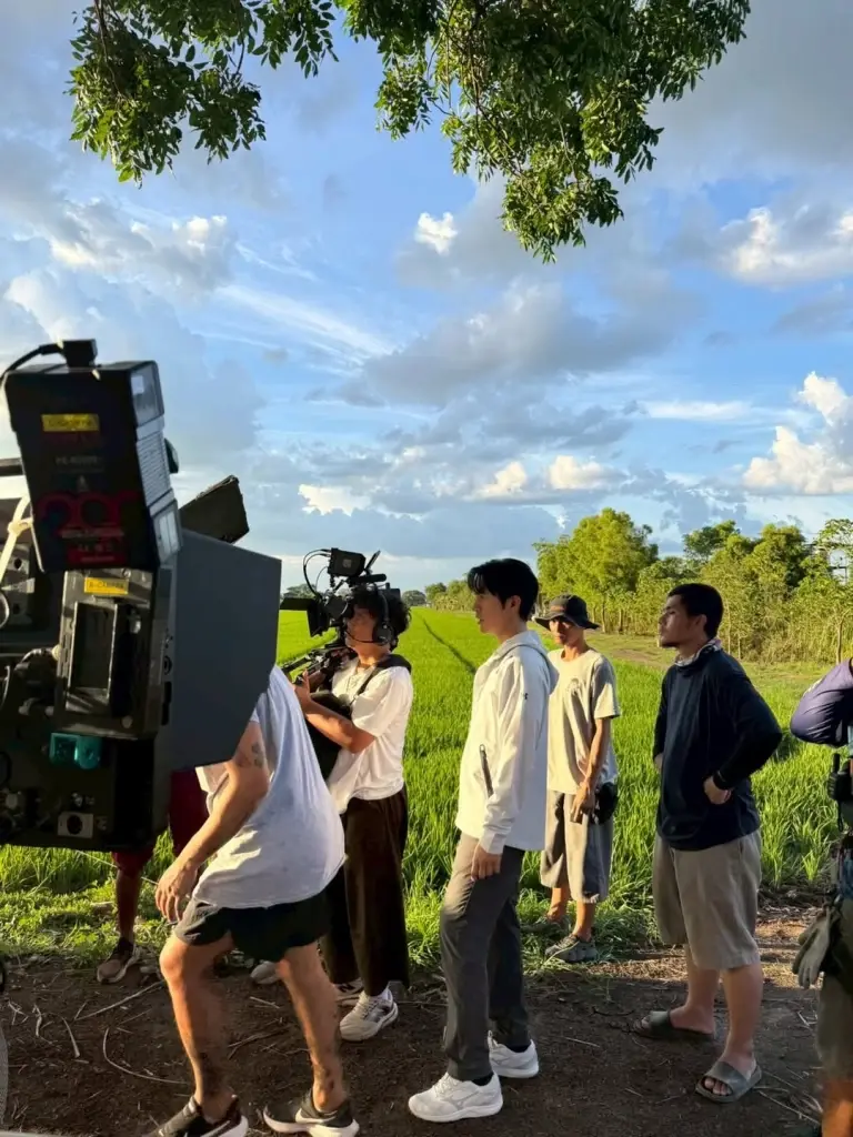แห่ซูมตาแตก  ‘โป๊ป ธนวรรธน์’  หลุดภาพกองถ่ายชวนลุ้นผลงานใหม่