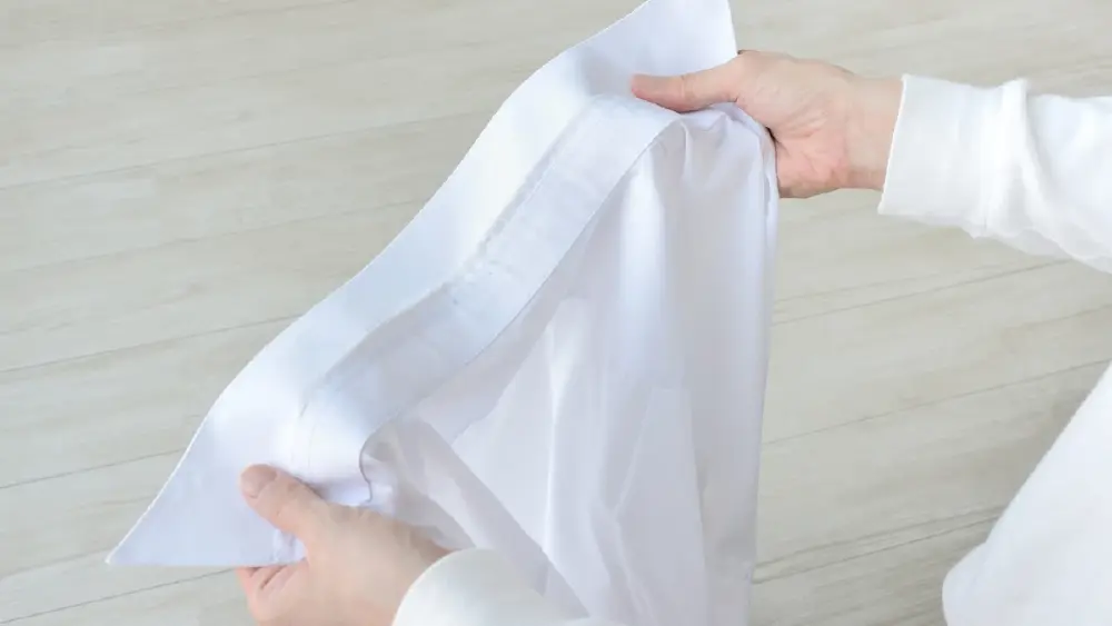วิธีขจัดคราบรองพื้นฝังแน่นคอเสื้อให้หลุดง่าย ไม่ต้องขยี้แรง