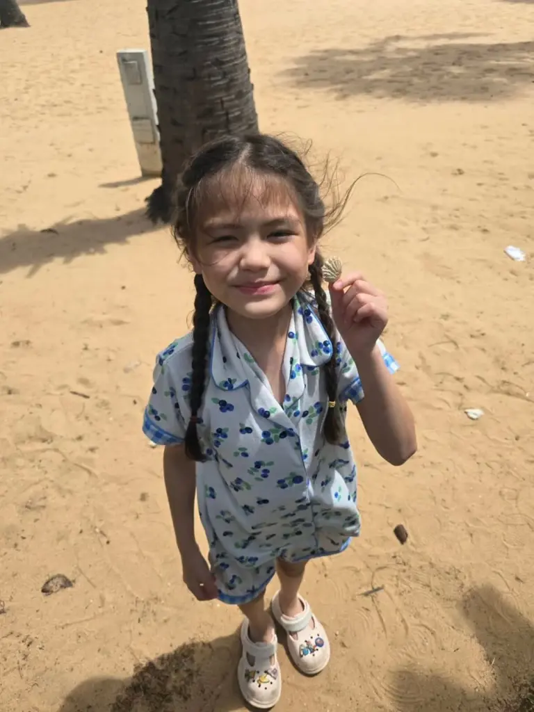 "น้ำ รพีภัทร" เที่ยวรับลมชิลๆ แฟนคลับโฟกัส ลูกสาวยิ่งโตยิ่งสวย