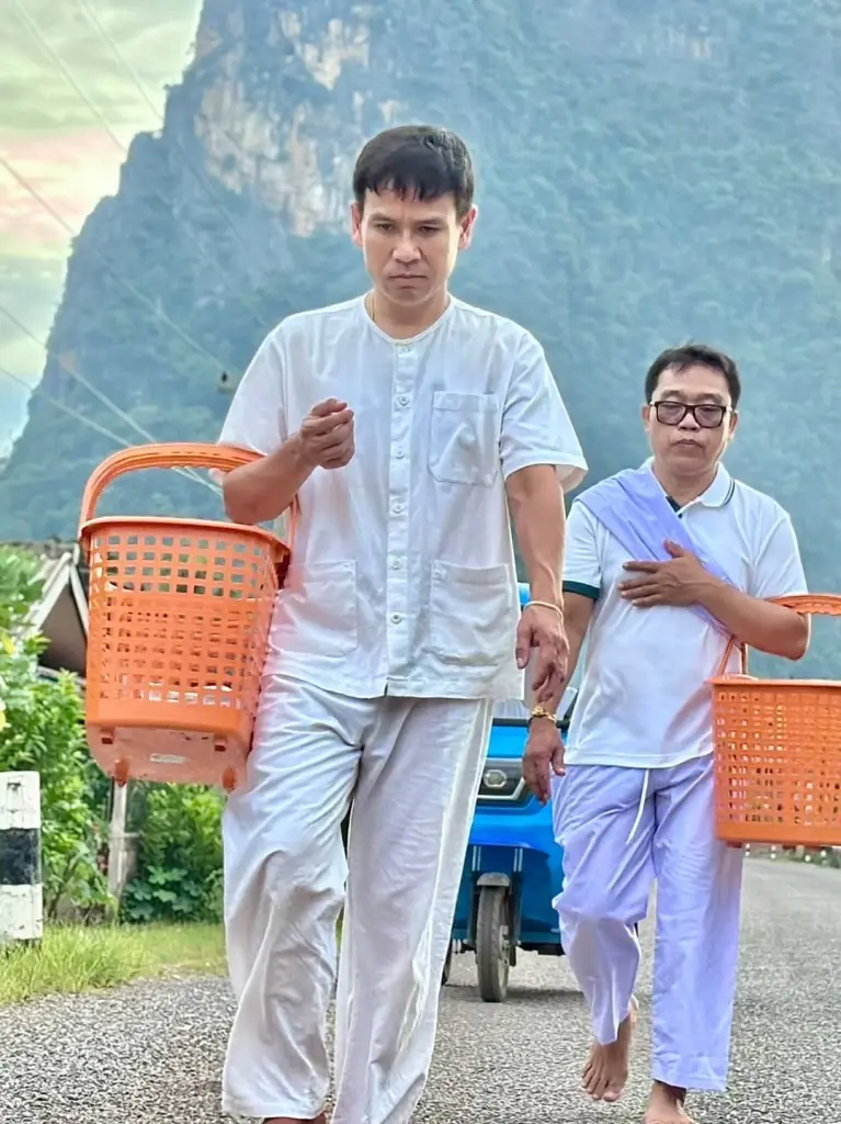 เผยภาพ  สลัดคราบนักร้องลูกทุ่งชื่อดัง ละทางโลกเป็น "สังกะลี"