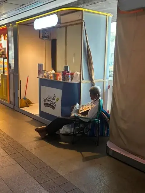น้ำตาซึม คุณตาตาบอดวัย 75 ปี ไร้คนดูแล ยังยืนหยัดหาเลี้ยงชีวิต