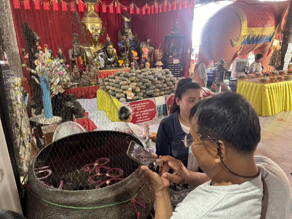 คอหวยไม่พลาด! แห่รุมส่องเลขในอ่างน้ำมนต์บนศาลาบุญช่วย