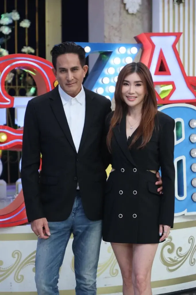 25 ปีที่งดงาม  "พีท ทองเจือ" เคียงข้างภรรยา  ฉลองครบรอบแต่งงาน 