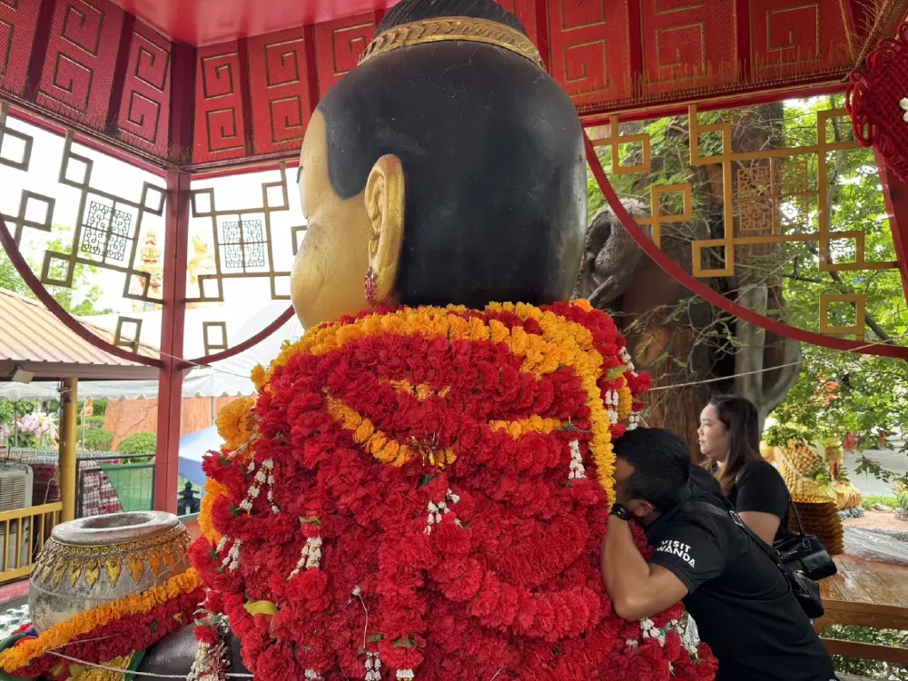 คอหวยไม่พลาด! แห่รุมส่องเลขในอ่างน้ำมนต์บนศาลาบุญช่วย
