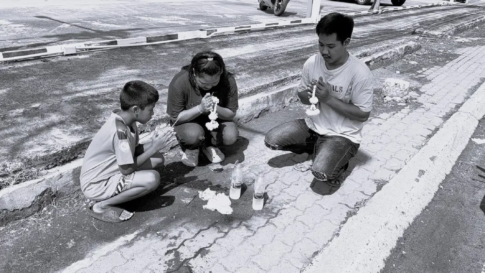 ลูกร้องไห้โฮเชิญวิญญาณพ่อแม่ เหตุสองแถวชนท้ายดับ 2 ศพ