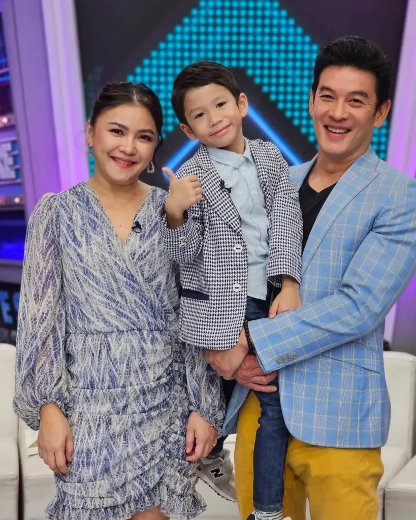 ฝนตกหนักก็ไม่หวั่น "ชาคริต" เผยภาพลูกชายช่วยเช็กตรวจสวนทุเรียน