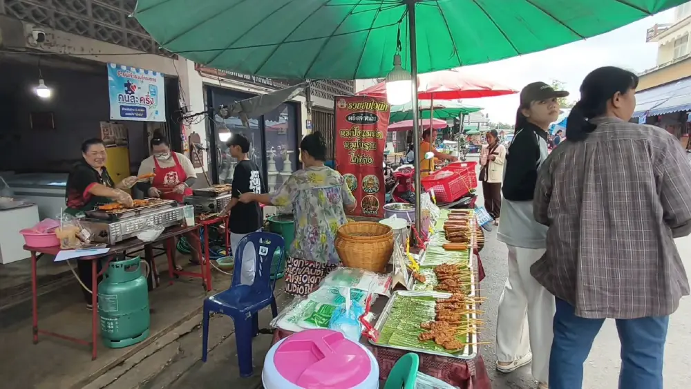 โครงการไทยช่วยไทยพลัสดันยอดขายร้านหมูปิ้งอุทัยธานีพุ่ง