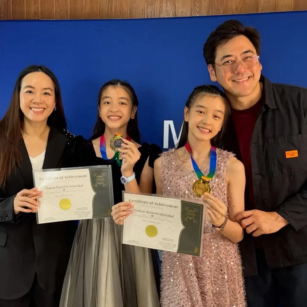 ดีเอ็นเอพรีเมียม  ลูกสาวฝาแฝดของนักแสดงรุ่นใหญ่  เรียนจบเกรดพุ่ง