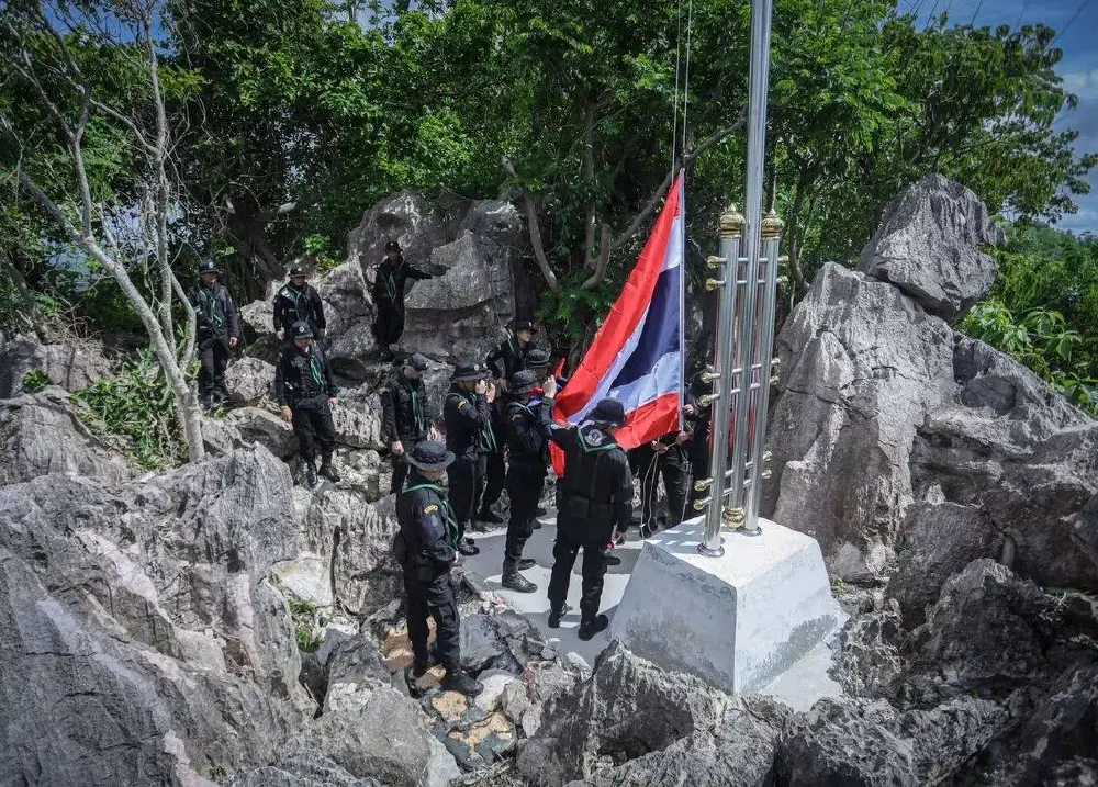 นาทีประวัติศาสตร์! ทหารพรานที่ 13 ยึดเนินชายแดนเชิญธงชาติไทยสู่ยอดเสา