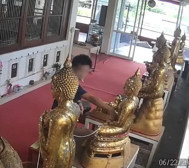 ยกมือไหว้ก่อนลงมือ! กล้องวงจรปิดจับภาพโจรย่องกวาดเงินทำบุญเรียบ