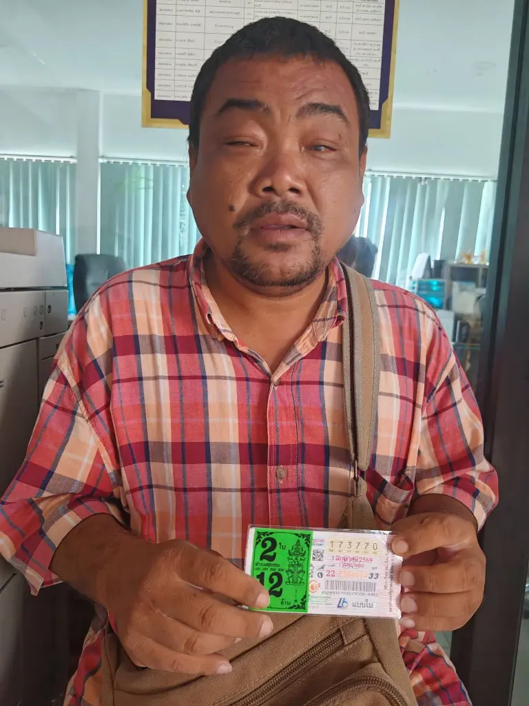 พ่อค้าหวยตาบอดแห่งหาดพัทยา ดวงเฮงรับ 12 ล้าน แห่ยินดีทั้งเมือง