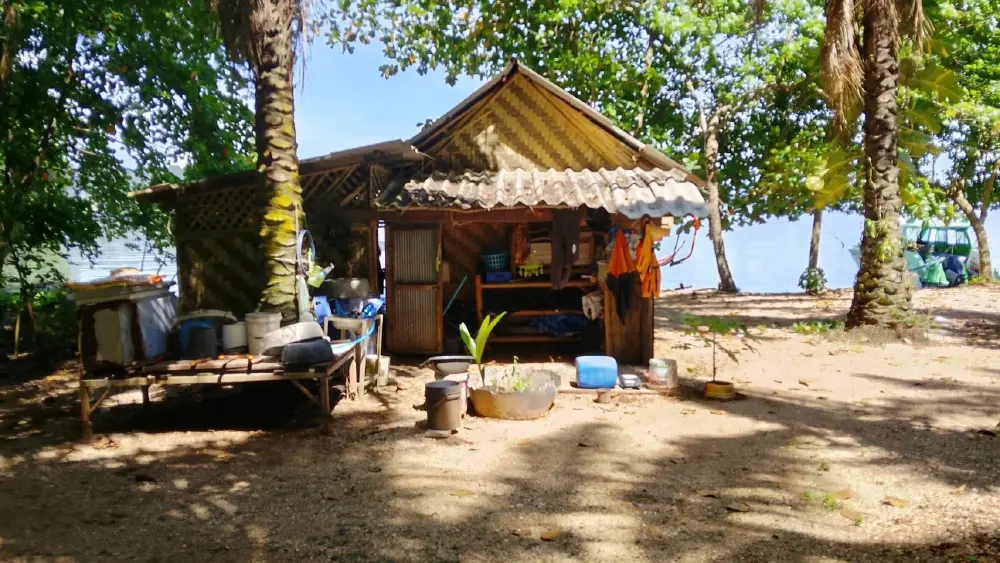 จับหญิงวัย 58 ยึดหาดเขากาโหรดสร้างรีสอร์ตเถื่อนไร้ใบอนุญาต