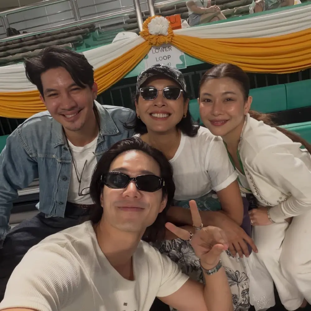 ภาพครอบครัวสุดอบอุ่น! "เคน-หน่อย" ฉลอง "น้องคุน" เรียนจบมัธยม