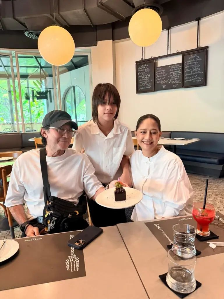 โตเป็นหนุ่มแล้ว! "ย่านก สินจัย" เผยภาพครอบครัวสุดอบอุ่น