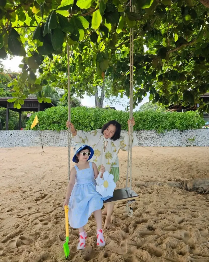 "น้องเกล" ควงคุณยายเที่ยวรับลมร้อน ลุคนี้ทำพี่ๆ แฟนคลับใจละลาย