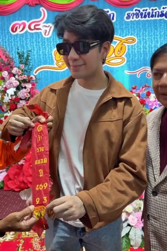 เพชร พุ่มพวง โชว์ให้เห็นชัด ๆ เลขหางประทัด งานรำลึกแม่ผึ้ง พุ่มพวง