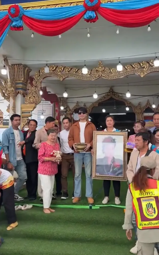 เพชร พุ่มพวง โชว์ให้เห็นชัด ๆ เลขหางประทัด งานรำลึกแม่ผึ้ง พุ่มพวง