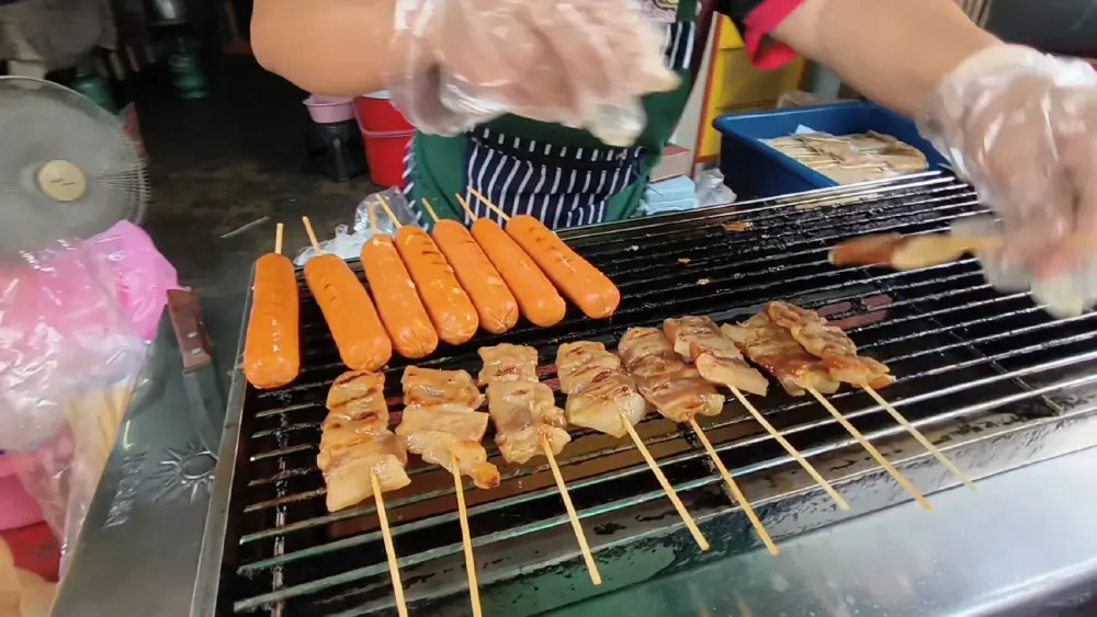 โครงการไทยช่วยไทยพลัสดันยอดขายร้านหมูปิ้งอุทัยธานีพุ่ง