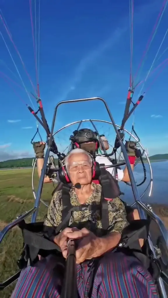 คุณยายทองดี วัย 88 ปี บินพารามอเตอร์ฉลุย ยิ้มสู้ฟ้าไม่สนวัย