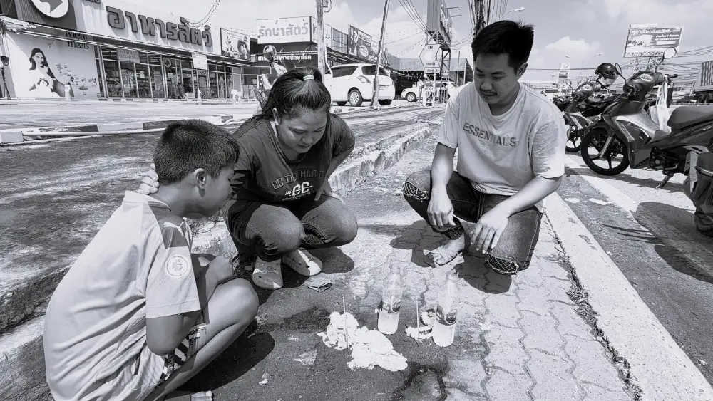 ลูกร้องไห้โฮเชิญวิญญาณพ่อแม่ เหตุสองแถวชนท้ายดับ 2 ศพ
