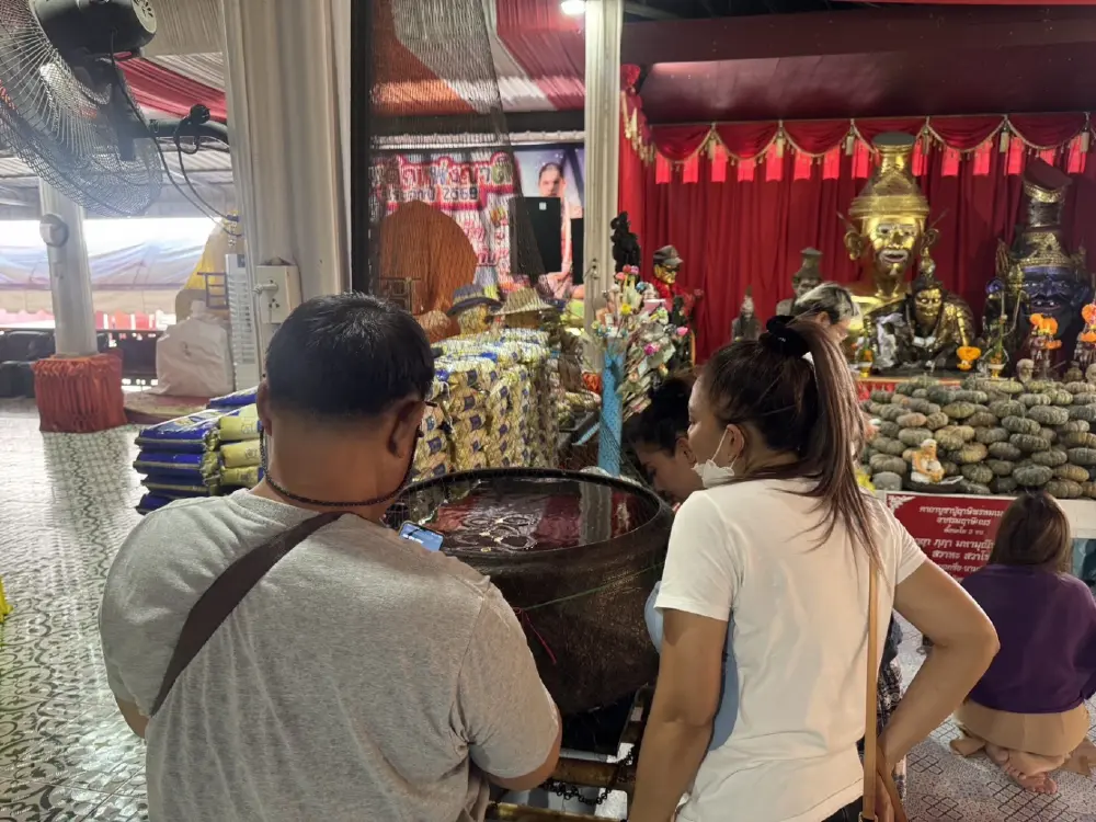 คอหวยไม่พลาด! แห่รุมส่องเลขในอ่างน้ำมนต์บนศาลาบุญช่วย