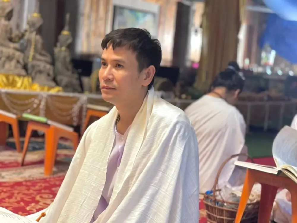 เผยภาพ  สลัดคราบนักร้องลูกทุ่งชื่อดัง ละทางโลกเป็น "สังกะลี"