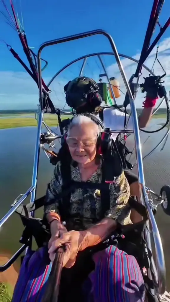 คุณยายทองดี วัย 88 ปี บินพารามอเตอร์ฉลุย ยิ้มสู้ฟ้าไม่สนวัย