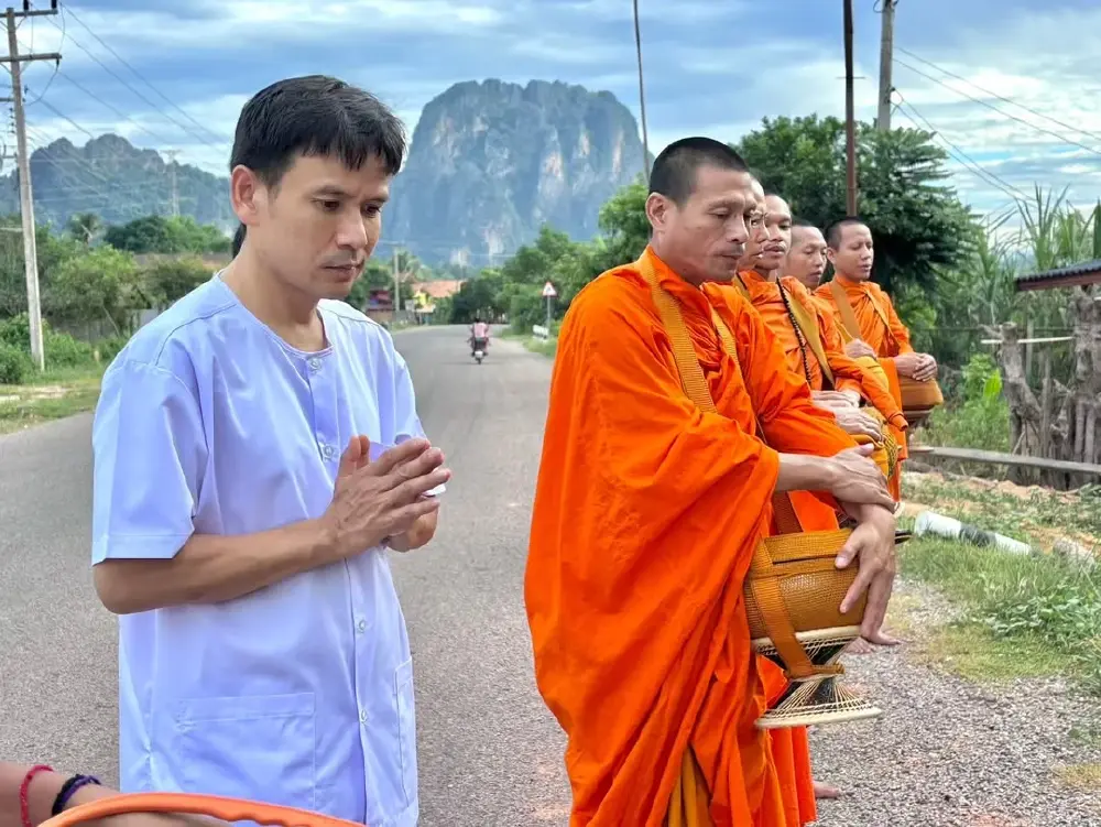 เผยภาพ  สลัดคราบนักร้องลูกทุ่งชื่อดัง ละทางโลกเป็น "สังกะลี"