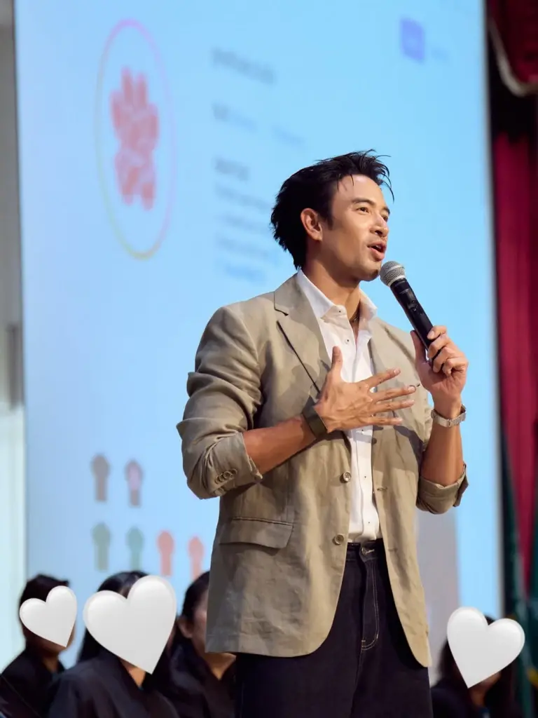 "อาจารย์เกรท" จับไมค์สอนหนังสือเทอมใหม่ หล่อจนแฟนๆ อยากย้อนวัย