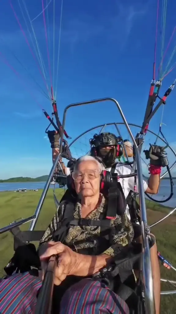 คุณยายทองดี วัย 88 ปี บินพารามอเตอร์ฉลุย ยิ้มสู้ฟ้าไม่สนวัย