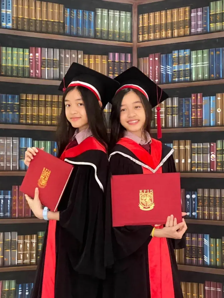 ดีเอ็นเอพรีเมียม  ลูกสาวฝาแฝดของนักแสดงรุ่นใหญ่  เรียนจบเกรดพุ่ง
