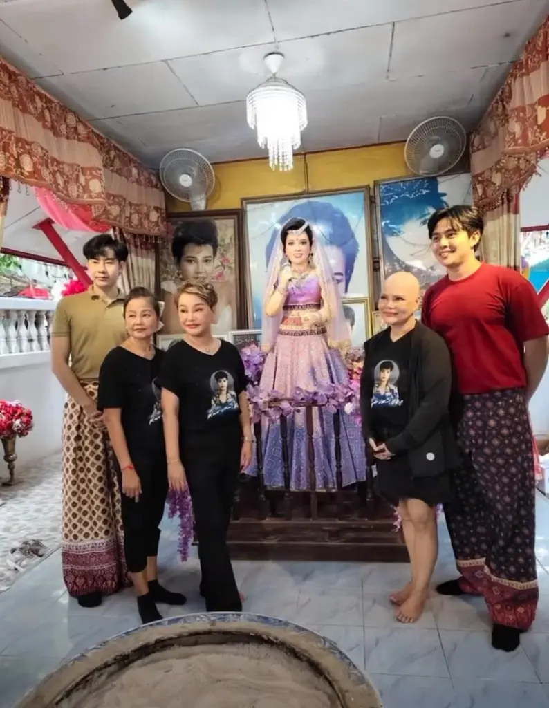 เลขครบรอบ แม่ผึ้ง พุ่มพวง พิธีเปลี่ยนชุดหุ่น ล้วงไหหยิบได้เลขสวย