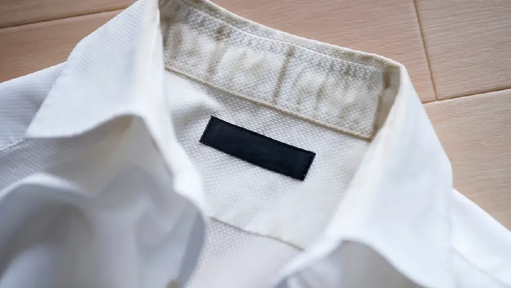 วิธีขจัดคราบรองพื้นฝังแน่นคอเสื้อให้หลุดง่าย ไม่ต้องขยี้แรง