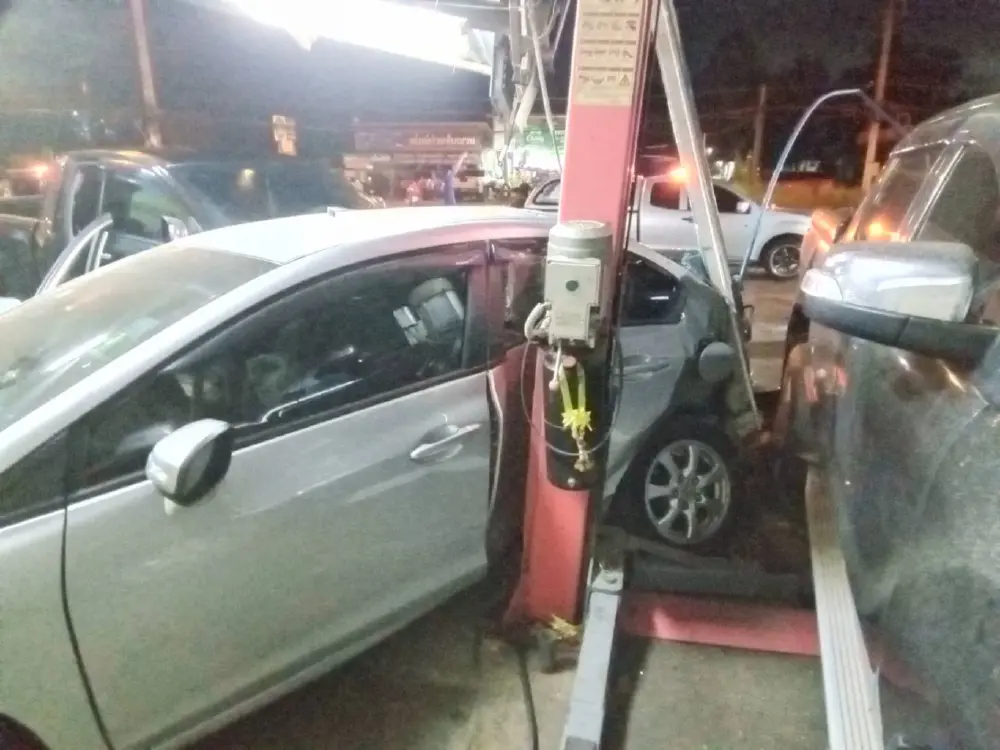 ผวาวัตถุปริศนาพุ่งใส่! เก๋งหักหลบชนร้านซ่อมแอร์พินาศ