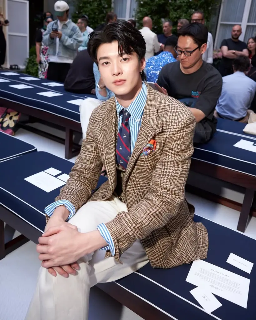 หล่อสร้างเรื่อง นักแสดงไทยเฉิดฉายงานแฟชั่น ประกบไหล่คิมอูบิน 
