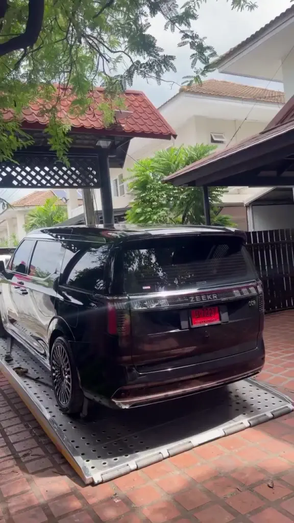 ถอยรถใหม่ "เอ ศุภชัย" เปิดตัวรถไฟฟ้า ป้ายแดงทะเบียนสวย