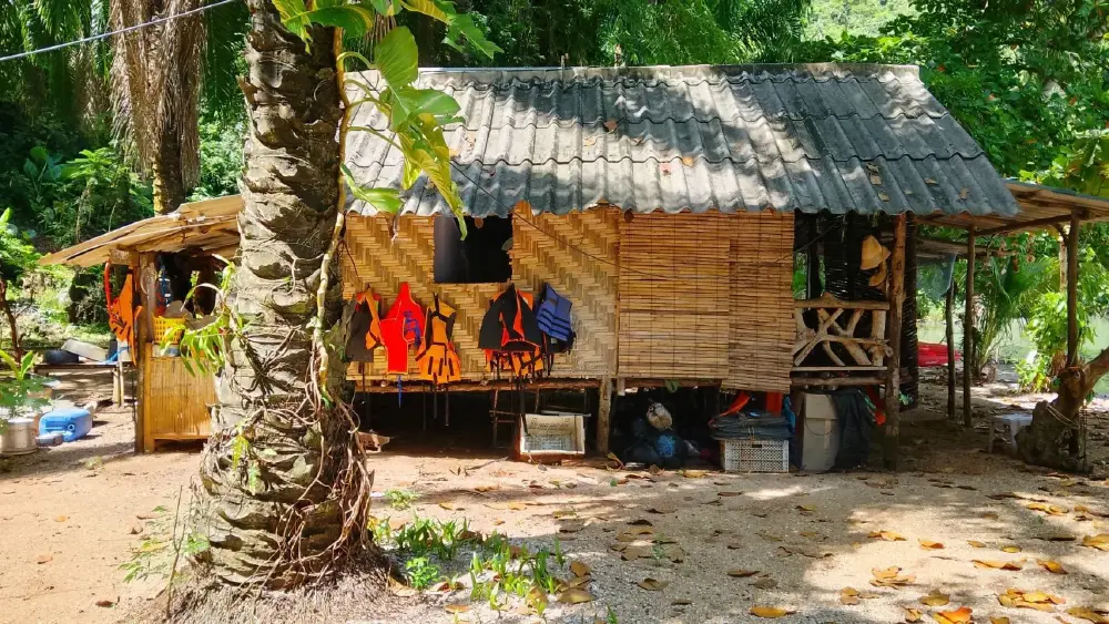จับหญิงวัย 58 ยึดหาดเขากาโหรดสร้างรีสอร์ตเถื่อนไร้ใบอนุญาต