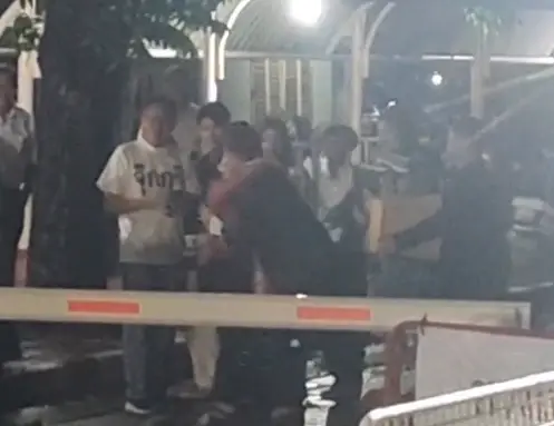 เปิดภาพ "ทนายตั้ม" นาทีออกจากเรือนจำ หลังได้ประกันตัวพร้อมภรรยา