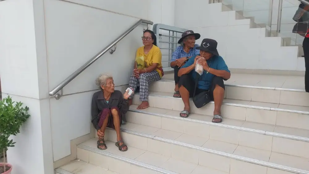 วันแรกก็ว้าวุ่น! บัตรคนจนรอบใหม่ กลุ่มเปราะบางโอดระบบมือถือล่ม