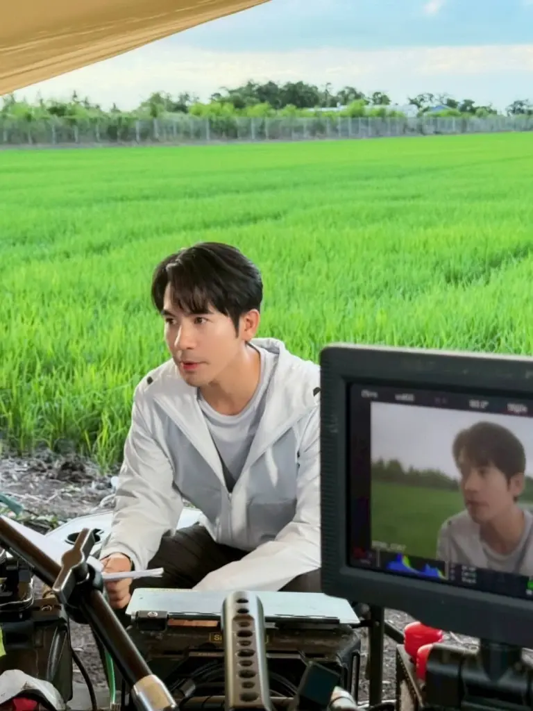 แห่ซูมตาแตก  ‘โป๊ป ธนวรรธน์’  หลุดภาพกองถ่ายชวนลุ้นผลงานใหม่
