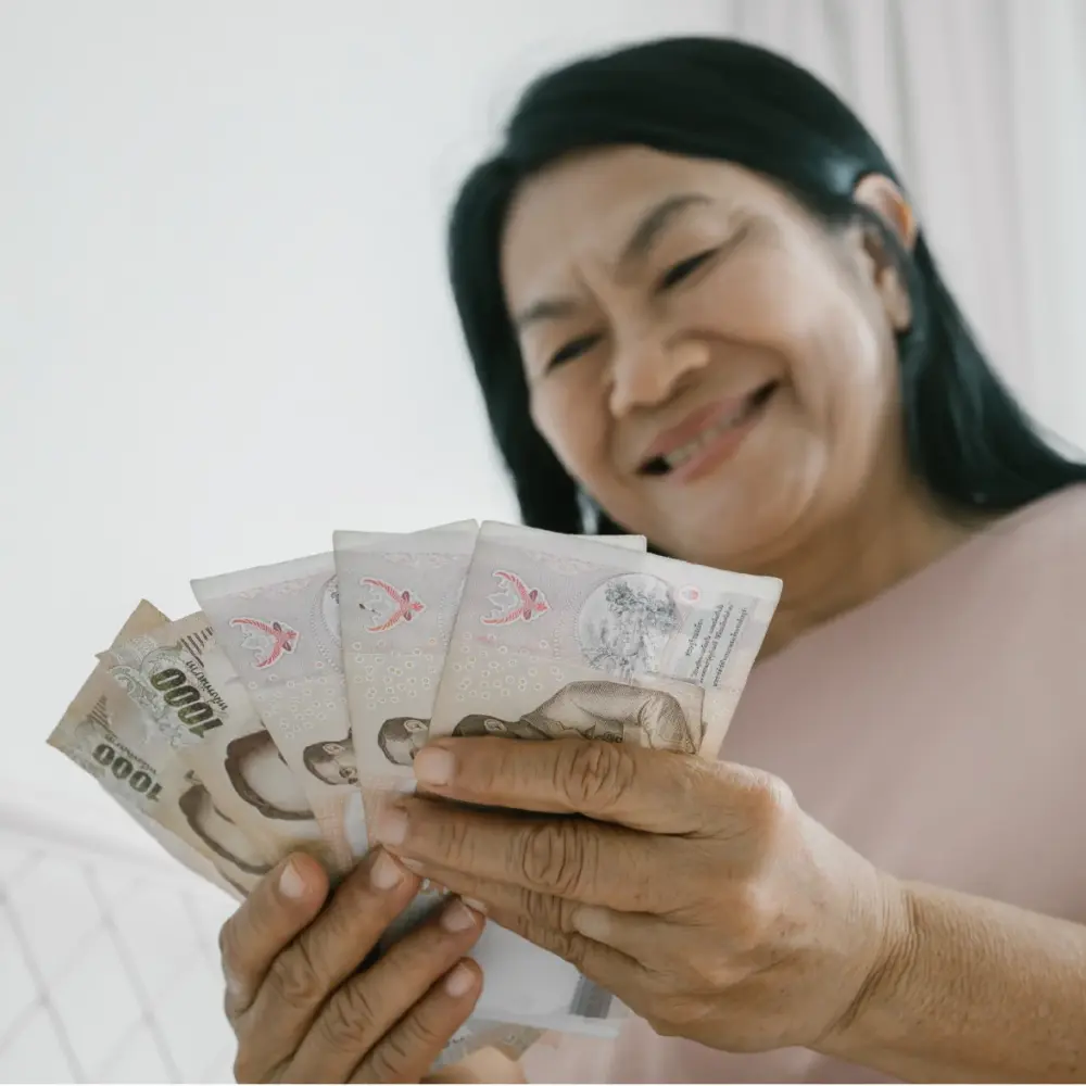 กรมกิจการผู้สูงอายุ เปิดกู้เงินทุนสร้างอาชีพผ่านกองทุนผู้สูงอายุ สูงสุด 1 แสนบาท โดยไม่คิดดอกเบี้ย ผ่อนนาน 3 ปี เช็กเงื่อนไขด่วน