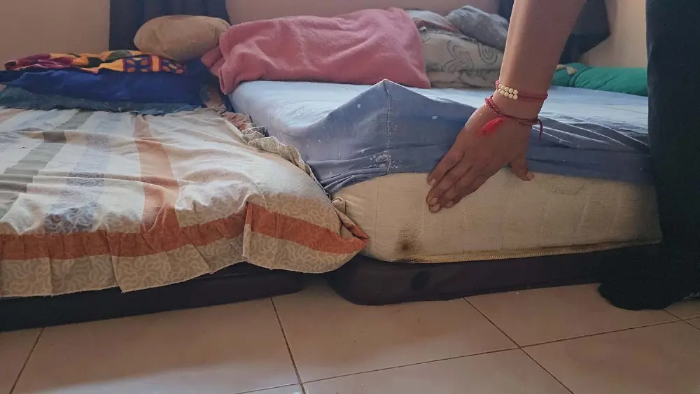 ช็อก! วัตถุประหลาดตกทะลุหลังคาห้องนอน หวิดดับยกครัว!