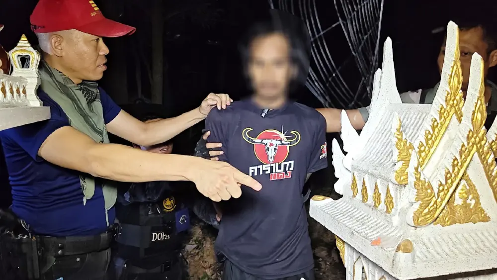 พ่อหลอนขังลูก 7 ขวบ ไม่ให้ไปเรียน ค้นเจอยาเสพติดซุกศาลพระภูมิ