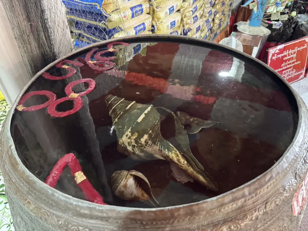 คอหวยไม่พลาด! แห่รุมส่องเลขในอ่างน้ำมนต์บนศาลาบุญช่วย