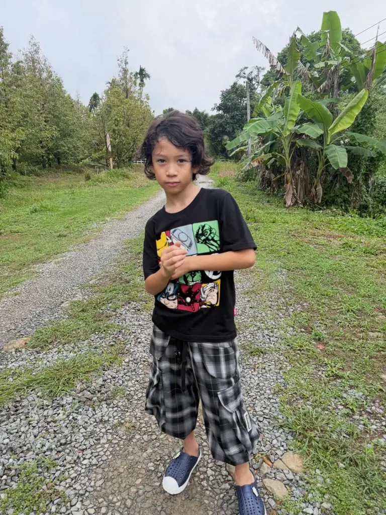 ฝนตกหนักก็ไม่หวั่น "ชาคริต" เผยภาพลูกชายช่วยเช็กตรวจสวนทุเรียน