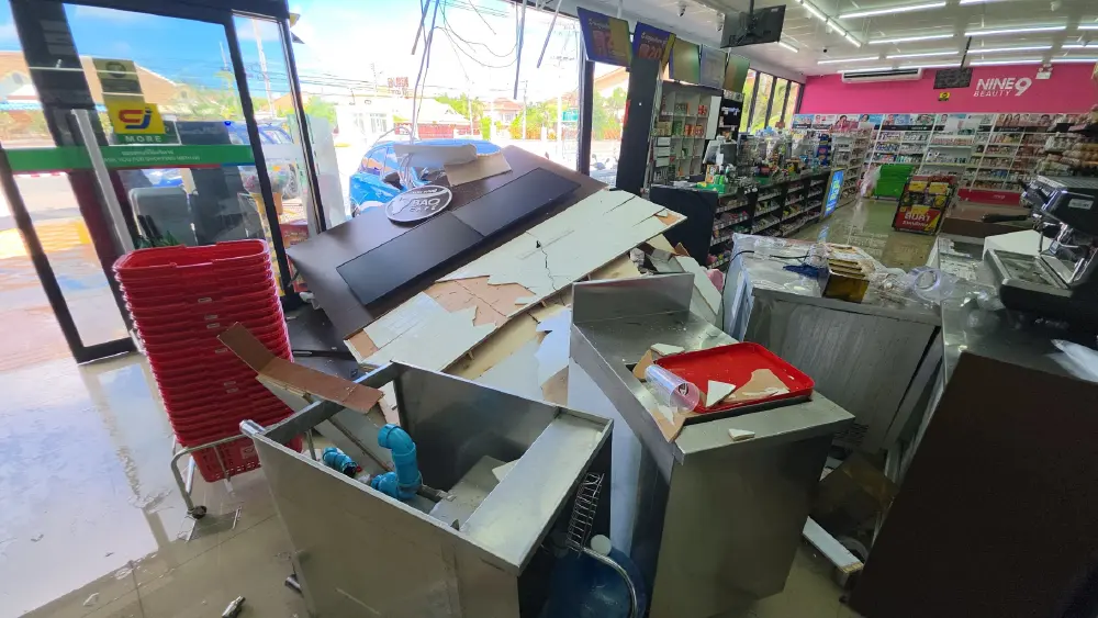 ลุงวัย 82 เหยียบเก๋งไฟฟ้าพลาดพุ่งเข้าร้านสะดวกซื้อ สาหัส 3 ราย