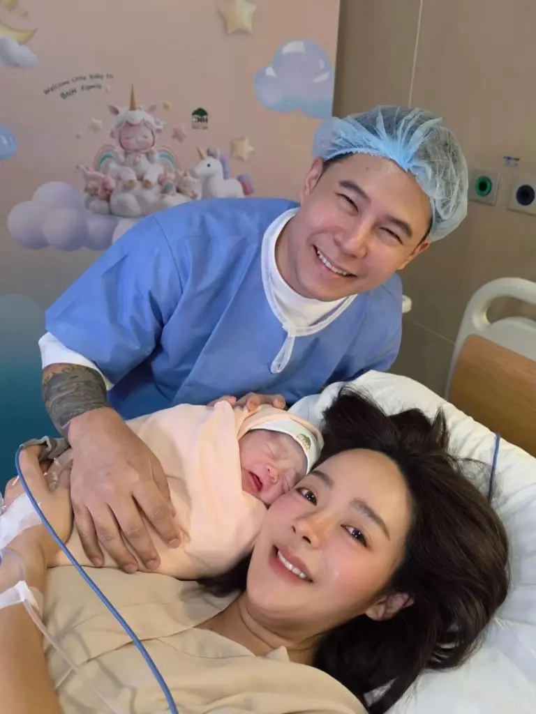 คุณแม่ป้ายแดง! "ปุยฝ้าย ณัฎฐพัชร์" ต้อนรับลูกสาวคนแรก