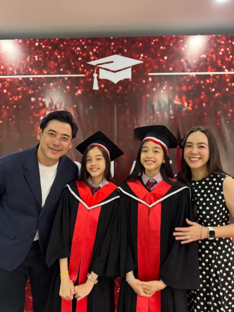 ดีเอ็นเอพรีเมียม  ลูกสาวฝาแฝดของนักแสดงรุ่นใหญ่  เรียนจบเกรดพุ่ง