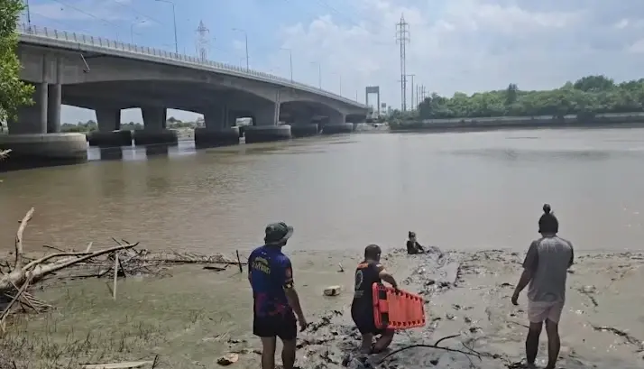เกือบขิตเพราะใจบุญ! สาวลุยโคลนปล่อยปลาดุก สุดท้ายจมครึ่งตัว